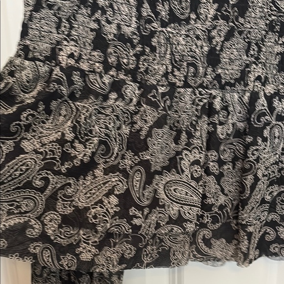 DR2 Black with Cream paisley Blouse with V-Neckline - Picture 7 of 8